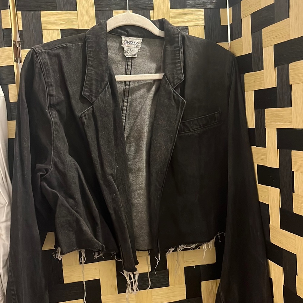 Chic cropped denim jacket with shoulder pads!